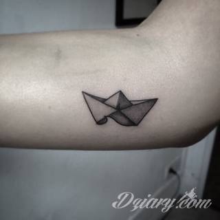 Skromne w formie tatuaże minimalistyczne ograniczające się do niewielkich kształtów i oparte na jednym kolorze. Doskonałe dla osób pragnących w niewielki sposób symbolizować konkretny przekaz. 