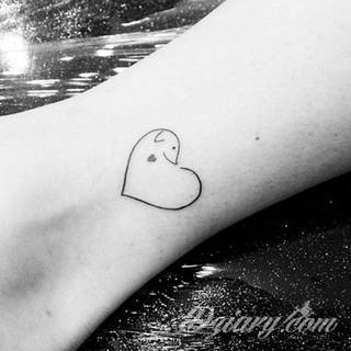 Skromne w formie tatuaże minimalistyczne ograniczające się do niewielkich kształtów i oparte na jednym kolorze. Doskonałe dla osób pragnących w niewielki sposób symbolizować konkretny przekaz. 