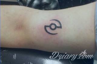 Skromne w formie tatuaże minimalistyczne ograniczające się do niewielkich kształtów i oparte na jednym kolorze. Doskonałe dla osób pragnących w niewielki sposób symbolizować konkretny przekaz. 