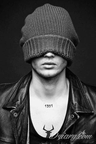 Skromne w formie tatuaże minimalistyczne ograniczające się do niewielkich kształtów i oparte na jednym kolorze. Doskonałe dla osób pragnących w niewielki sposób symbolizować konkretny przekaz. 