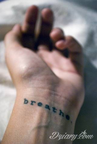 Skromne w formie tatuaże minimalistyczne ograniczające się do niewielkich kształtów i oparte na jednym kolorze. Doskonałe dla osób pragnących w niewielki sposób symbolizować konkretny przekaz. 