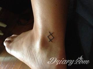 Skromne w formie tatuaże minimalistyczne ograniczające się do niewielkich kształtów i oparte na jednym kolorze. Doskonałe dla osób pragnących w niewielki sposób symbolizować konkretny przekaz. 