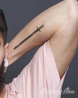 Skromne w formie tatuaże minimalistyczne ograniczające się do niewielkich kształtów i oparte na jednym kolorze. Doskonałe dla osób pragnących w niewielki sposób symbolizować konkretny przekaz. 