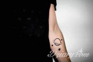 Skromne w formie tatuaże minimalistyczne ograniczające się do niewielkich kształtów i oparte na jednym kolorze. Doskonałe dla osób pragnących w niewielki sposób symbolizować konkretny przekaz. 