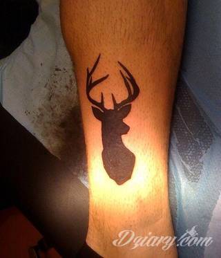 Skromne w formie tatuaże minimalistyczne ograniczające się do niewielkich kształtów i oparte na jednym kolorze. Doskonałe dla osób pragnących w niewielki sposób symbolizować konkretny przekaz. 