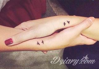 Skromne w formie tatuaże minimalistyczne ograniczające się do niewielkich kształtów i oparte na jednym kolorze. Doskonałe dla osób pragnących w niewielki sposób symbolizować konkretny przekaz. 