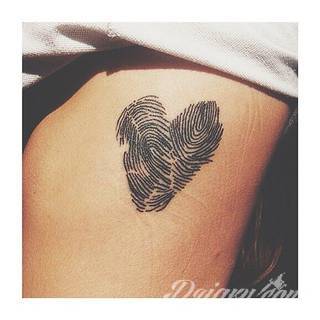 Skromne w formie tatuaże minimalistyczne ograniczające się do niewielkich kształtów i oparte na jednym kolorze. Doskonałe dla osób pragnących w niewielki sposób symbolizować konkretny przekaz. 