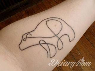 Skromne w formie tatuaże minimalistyczne ograniczające się do niewielkich kształtów i oparte na jednym kolorze. Doskonałe dla osób pragnących w niewielki sposób symbolizować konkretny przekaz. 