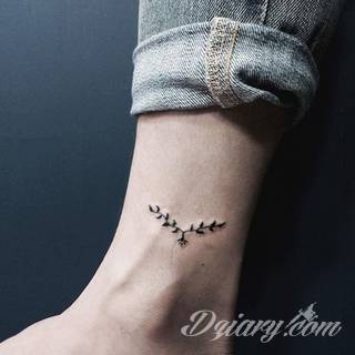 Skromne w formie tatuaże minimalistyczne ograniczające się do niewielkich kształtów i oparte na jednym kolorze. Doskonałe dla osób pragnących w niewielki sposób symbolizować konkretny przekaz. 