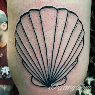 Skromne w formie tatuaże minimalistyczne ograniczające się do niewielkich kształtów i oparte na jednym kolorze. Doskonałe dla osób pragnących w niewielki sposób symbolizować konkretny przekaz. 