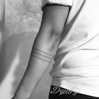 Skromne w formie tatuaże minimalistyczne ograniczające się do niewielkich kształtów i oparte na jednym kolorze. Doskonałe dla osób pragnących w niewielki sposób symbolizować konkretny przekaz. 