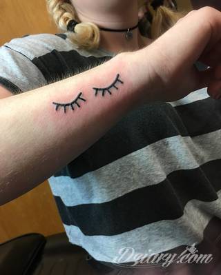 Skromne w formie tatuaże minimalistyczne ograniczające się do niewielkich kształtów i oparte na jednym kolorze. Doskonałe dla osób pragnących w niewielki sposób symbolizować konkretny przekaz. 