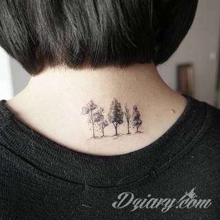 Skromne w formie tatuaże minimalistyczne ograniczające się do niewielkich kształtów i oparte na jednym kolorze. Doskonałe dla osób pragnących w niewielki sposób symbolizować konkretny przekaz. 