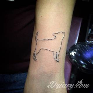 Skromne w formie tatuaże minimalistyczne ograniczające się do niewielkich kształtów i oparte na jednym kolorze. Doskonałe dla osób pragnących w niewielki sposób symbolizować konkretny przekaz. 