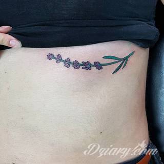 Skromne w formie tatuaże minimalistyczne ograniczające się do niewielkich kształtów i oparte na jednym kolorze. Doskonałe dla osób pragnących w niewielki sposób symbolizować konkretny przekaz. 