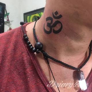 Skromne w formie tatuaże minimalistyczne ograniczające się do niewielkich kształtów i oparte na jednym kolorze. Doskonałe dla osób pragnących w niewielki sposób symbolizować konkretny przekaz. 