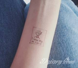 Skromne w formie tatuaże minimalistyczne ograniczające się do niewielkich kształtów i oparte na jednym kolorze. Doskonałe dla osób pragnących w niewielki sposób symbolizować konkretny przekaz. 