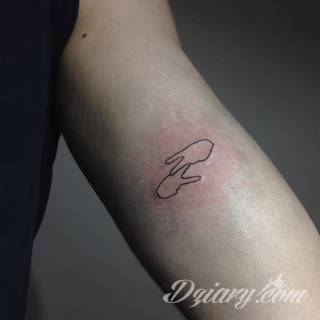 Skromne w formie tatuaże minimalistyczne ograniczające się do niewielkich kształtów i oparte na jednym kolorze. Doskonałe dla osób pragnących w niewielki sposób symbolizować konkretny przekaz. 