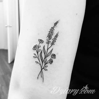 Skromne w formie tatuaże minimalistyczne ograniczające się do niewielkich kształtów i oparte na jednym kolorze. Doskonałe dla osób pragnących w niewielki sposób symbolizować konkretny przekaz. 