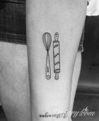 Skromne w formie tatuaże minimalistyczne ograniczające się do niewielkich kształtów i oparte na jednym kolorze. Doskonałe dla osób pragnących w niewielki sposób symbolizować konkretny przekaz. 