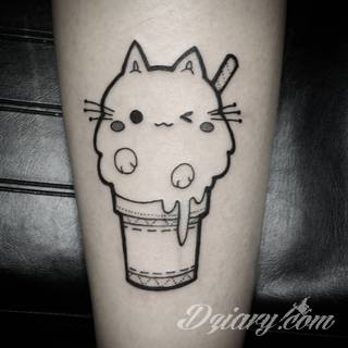 Skromne w formie tatuaże minimalistyczne ograniczające się do niewielkich kształtów i oparte na jednym kolorze. Doskonałe dla osób pragnących w niewielki sposób symbolizować konkretny przekaz. 