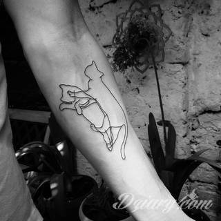 Skromne w formie tatuaże minimalistyczne ograniczające się do niewielkich kształtów i oparte na jednym kolorze. Doskonałe dla osób pragnących w niewielki sposób symbolizować konkretny przekaz. 