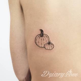 Skromne w formie tatuaże minimalistyczne ograniczające się do niewielkich kształtów i oparte na jednym kolorze. Doskonałe dla osób pragnących w niewielki sposób symbolizować konkretny przekaz. 