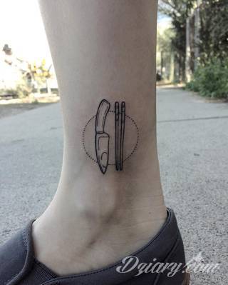 Skromne w formie tatuaże minimalistyczne ograniczające się do niewielkich kształtów i oparte na jednym kolorze. Doskonałe dla osób pragnących w niewielki sposób symbolizować konkretny przekaz. 