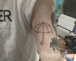 Skromne w formie tatuaże minimalistyczne ograniczające się do niewielkich kształtów i oparte na jednym kolorze. Doskonałe dla osób pragnących w niewielki sposób symbolizować konkretny przekaz. 