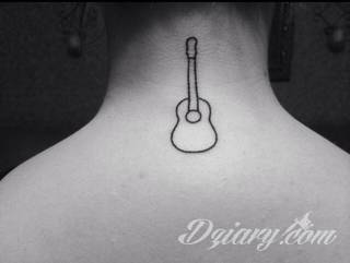 Skromne w formie tatuaże minimalistyczne ograniczające się do niewielkich kształtów i oparte na jednym kolorze. Doskonałe dla osób pragnących w niewielki sposób symbolizować konkretny przekaz. 