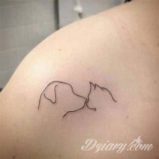 Skromne w formie tatuaże minimalistyczne ograniczające się do niewielkich kształtów i oparte na jednym kolorze. Doskonałe dla osób pragnących w niewielki sposób symbolizować konkretny przekaz. 