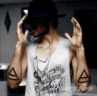 Skromne w formie tatuaże minimalistyczne ograniczające się do niewielkich kształtów i oparte na jednym kolorze. Doskonałe dla osób pragnących w niewielki sposób symbolizować konkretny przekaz. 