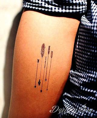 Skromne w formie tatuaże minimalistyczne ograniczające się do niewielkich kształtów i oparte na jednym kolorze. Doskonałe dla osób pragnących w niewielki sposób symbolizować konkretny przekaz. 