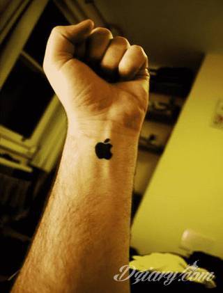 Skromne w formie tatuaże minimalistyczne ograniczające się do niewielkich kształtów i oparte na jednym kolorze. Doskonałe dla osób pragnących w niewielki sposób symbolizować konkretny przekaz. 