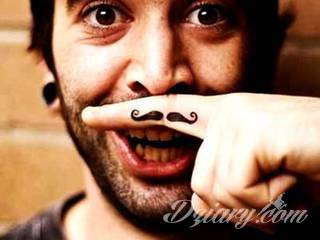 Skromne w formie tatuaże minimalistyczne ograniczające się do niewielkich kształtów i oparte na jednym kolorze. Doskonałe dla osób pragnących w niewielki sposób symbolizować konkretny przekaz. 