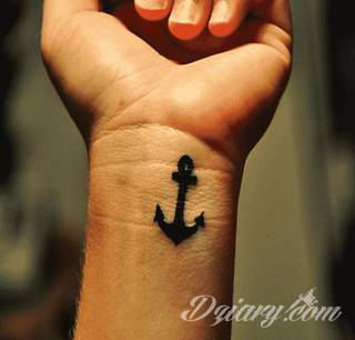 Skromne w formie tatuaże minimalistyczne ograniczające się do niewielkich kształtów i oparte na jednym kolorze. Doskonałe dla osób pragnących w niewielki sposób symbolizować konkretny przekaz. 