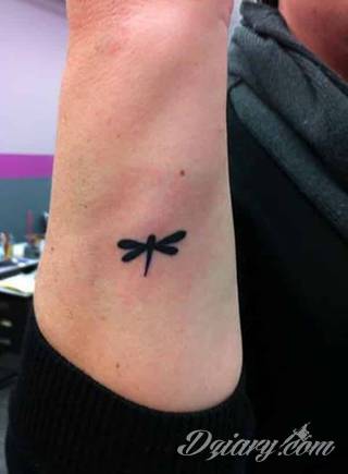 Skromne w formie tatuaże minimalistyczne ograniczające się do niewielkich kształtów i oparte na jednym kolorze. Doskonałe dla osób pragnących w niewielki sposób symbolizować konkretny przekaz. 