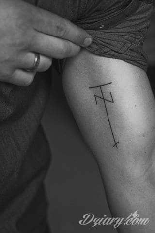 Skromne w formie tatuaże minimalistyczne ograniczające się do niewielkich kształtów i oparte na jednym kolorze. Doskonałe dla osób pragnących w niewielki sposób symbolizować konkretny przekaz. 