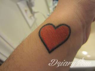 Skromne w formie tatuaże minimalistyczne ograniczające się do niewielkich kształtów i oparte na jednym kolorze. Doskonałe dla osób pragnących w niewielki sposób symbolizować konkretny przekaz. 