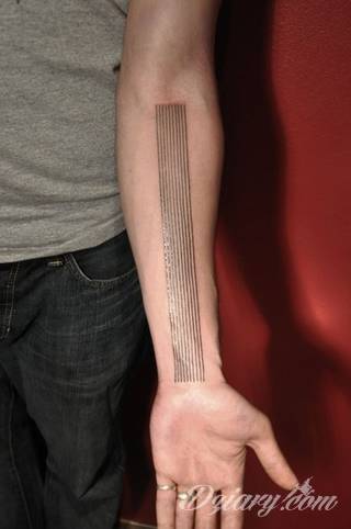 Skromne w formie tatuaże minimalistyczne ograniczające się do niewielkich kształtów i oparte na jednym kolorze. Doskonałe dla osób pragnących w niewielki sposób symbolizować konkretny przekaz. 