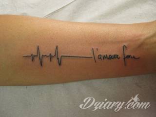 Skromne w formie tatuaże minimalistyczne ograniczające się do niewielkich kształtów i oparte na jednym kolorze. Doskonałe dla osób pragnących w niewielki sposób symbolizować konkretny przekaz. 