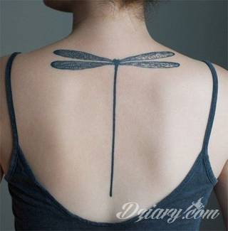 Skromne w formie tatuaże minimalistyczne ograniczające się do niewielkich kształtów i oparte na jednym kolorze. Doskonałe dla osób pragnących w niewielki sposób symbolizować konkretny przekaz. 