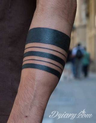 Skromne w formie tatuaże minimalistyczne ograniczające się do niewielkich kształtów i oparte na jednym kolorze. Doskonałe dla osób pragnących w niewielki sposób symbolizować konkretny przekaz. 