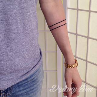 Skromne w formie tatuaże minimalistyczne ograniczające się do niewielkich kształtów i oparte na jednym kolorze. Doskonałe dla osób pragnących w niewielki sposób symbolizować konkretny przekaz. 