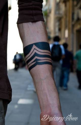 Skromne w formie tatuaże minimalistyczne ograniczające się do niewielkich kształtów i oparte na jednym kolorze. Doskonałe dla osób pragnących w niewielki sposób symbolizować konkretny przekaz. 