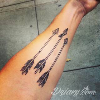 Skromne w formie tatuaże minimalistyczne ograniczające się do niewielkich kształtów i oparte na jednym kolorze. Doskonałe dla osób pragnących w niewielki sposób symbolizować konkretny przekaz. 