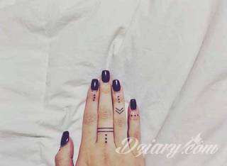 Skromne w formie tatuaże minimalistyczne ograniczające się do niewielkich kształtów i oparte na jednym kolorze. Doskonałe dla osób pragnących w niewielki sposób symbolizować konkretny przekaz. 