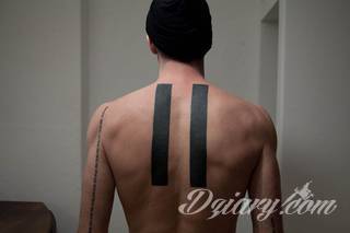 Skromne w formie tatuaże minimalistyczne ograniczające się do niewielkich kształtów i oparte na jednym kolorze. Doskonałe dla osób pragnących w niewielki sposób symbolizować konkretny przekaz. 