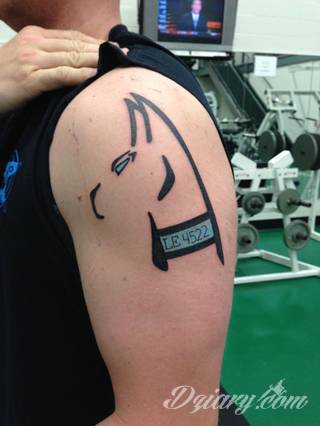 Skromne w formie tatuaże minimalistyczne ograniczające się do niewielkich kształtów i oparte na jednym kolorze. Doskonałe dla osób pragnących w niewielki sposób symbolizować konkretny przekaz. 