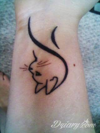 Skromne w formie tatuaże minimalistyczne ograniczające się do niewielkich kształtów i oparte na jednym kolorze. Doskonałe dla osób pragnących w niewielki sposób symbolizować konkretny przekaz. 